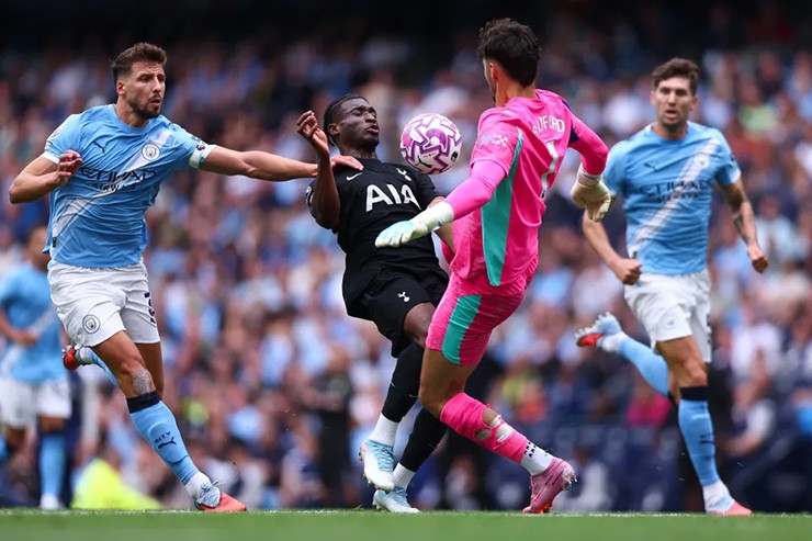 Thủ môn Man City đạp vào ngực đối thủ ngoài vòng cấm, vì sao vẫn thoát thẻ đỏ? - 3