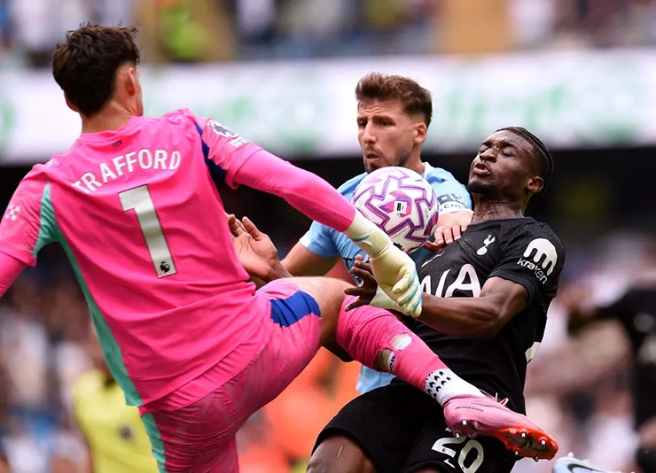 Pha lao ra phá bóng gây tranh cãi của James Trafford