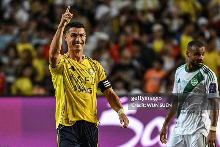 Ronaldo ghi bàn ở chấm phạt đền