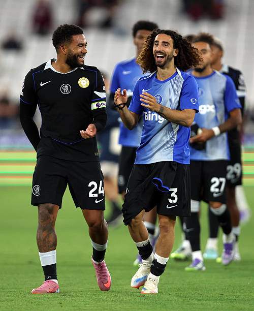 Cucurella và Reece James vui vẻ ăn mừng sau chiến thắng 5-1 của Chelsea trước Crystal Palace