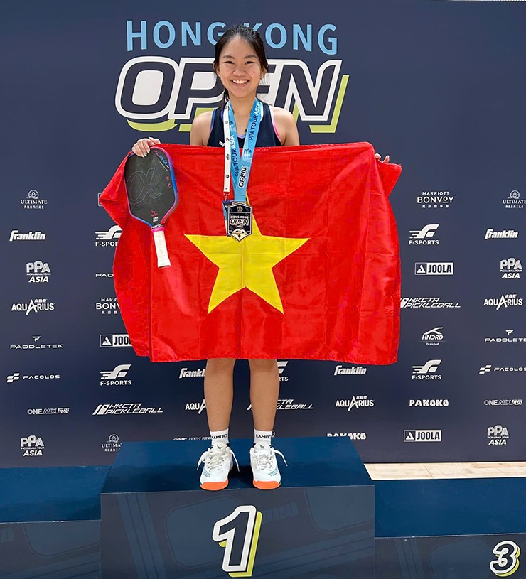 “Nữ thần” Loan Barbie khoe đường cong trên sân pickleball, Jolie Lam vô địch PPA Tour - 8