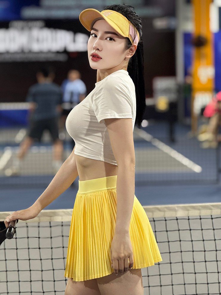 Người đẹp làng chạy Loan Barbie khoe dáng trên sân pickleball