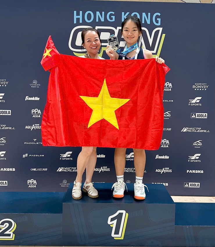 Jolie Lam ăn mừng chức vô địch 