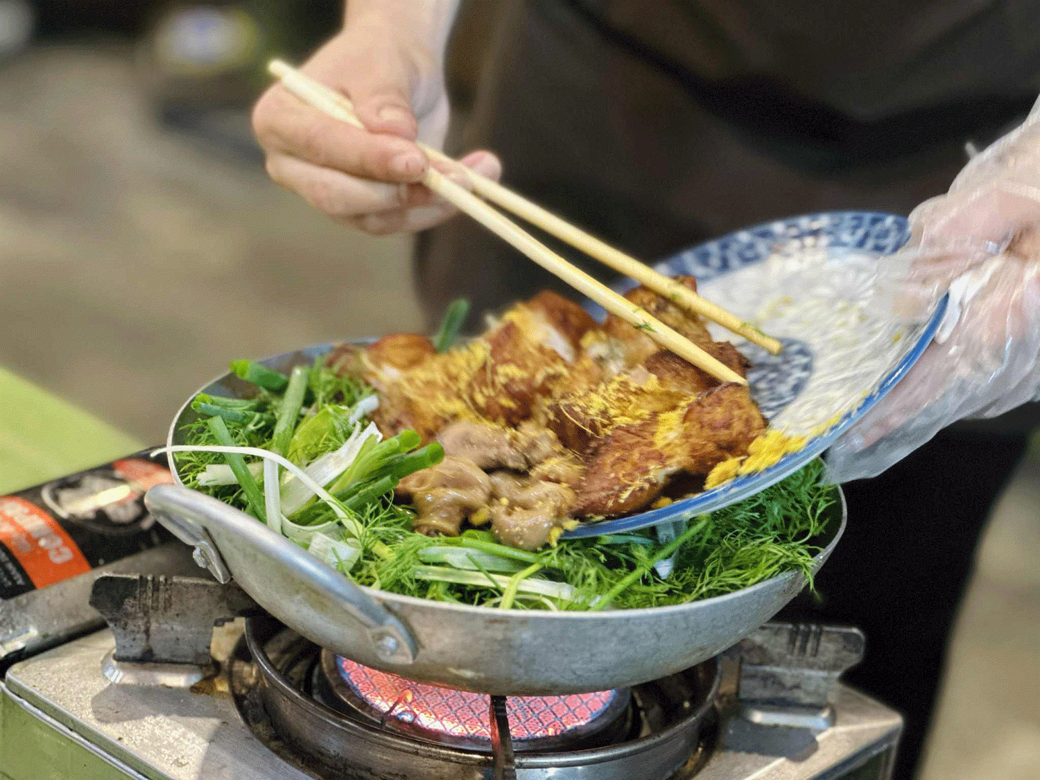 Các loại đũa tre, gỗ tiềm ẩn nhiều vi khuẩn. Ảnh minh họa: Ban Mai