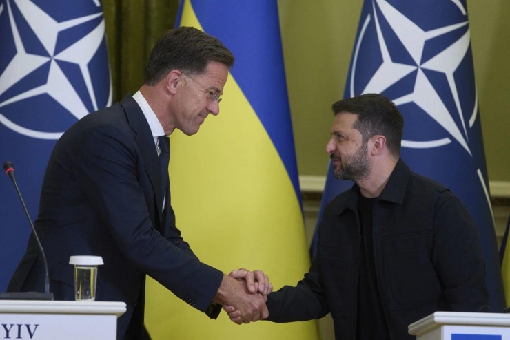 Tổng thư ký NATO Mark Rutte bắt tay Tổng thống Ukraine Volodymyr Zelensky trong cuộc họp báo tại Kiev, Ukraine hôm 22-8. Ảnh: AP.