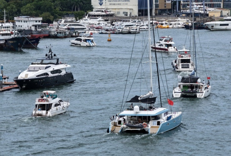 Tàu thuyền về bến ở Hải Nam trước khi bão đổ bộ. (Ảnh: Tân Hoa Xã)