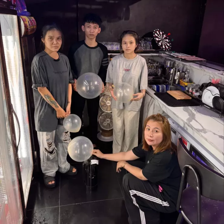 Các nhân viên phục vụ bóng cười cho khách tại quán. Ảnh: CA