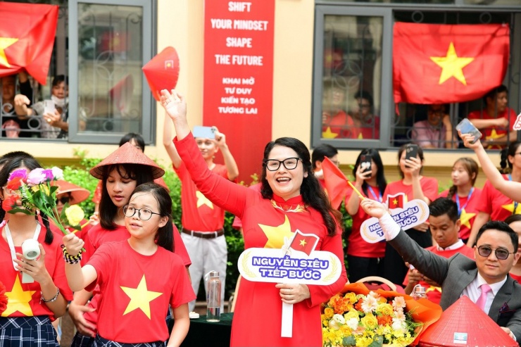 Cô trò Trường THCS - THPT Nguyễn Siêu trong chương trình giao lưu với ca sĩ Tùng Dương chuẩn bị cho năm học mới.