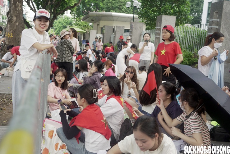 Người dân đổ về Quảng trường Ba Đình chờ đến 20h xem tổng hợp luyện diễu binh, diễu hành - 1