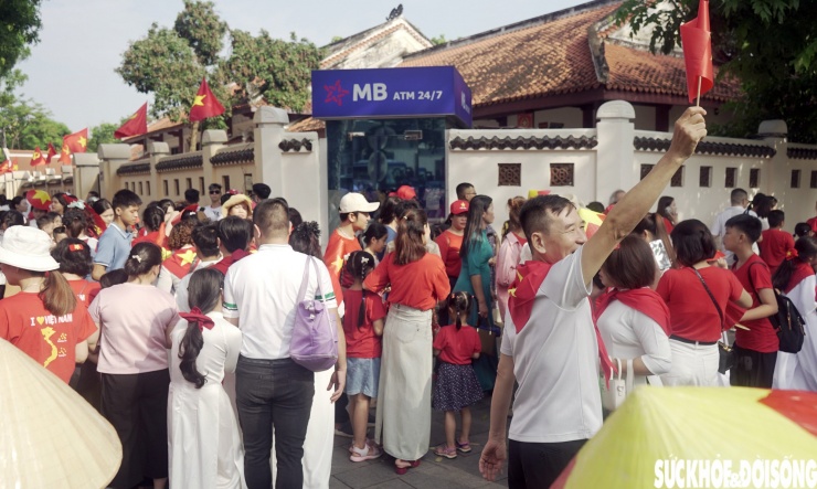 Người dân đổ về Quảng trường Ba Đình chờ đến 20h xem tổng hợp luyện diễu binh, diễu hành - 2