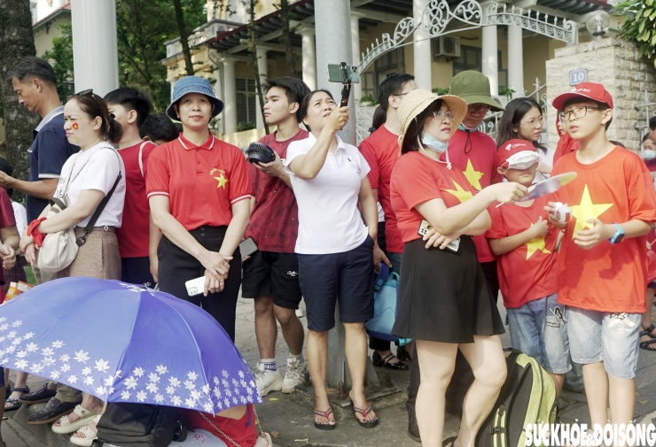 Người dân đổ về Quảng trường Ba Đình chờ đến 20h xem tổng hợp luyện diễu binh, diễu hành - 3