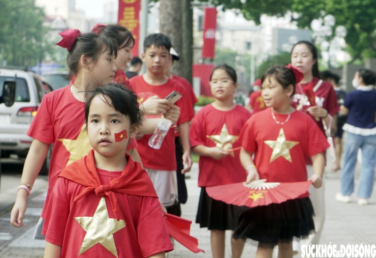 Người dân đổ về Quảng trường Ba Đình chờ đến 20h xem tổng hợp luyện diễu binh, diễu hành - 4