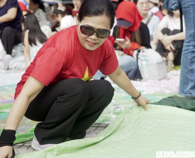 Người dân đổ về Quảng trường Ba Đình chờ đến 20h xem tổng hợp luyện diễu binh, diễu hành - 5