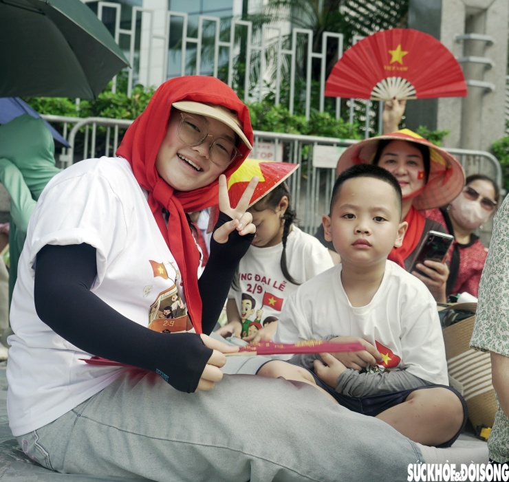 Người dân đổ về Quảng trường Ba Đình chờ đến 20h xem tổng hợp luyện diễu binh, diễu hành - 6