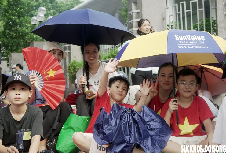 Người dân đổ về Quảng trường Ba Đình chờ đến 20h xem tổng hợp luyện diễu binh, diễu hành - 7