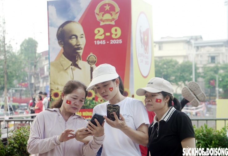 Người dân đổ về Quảng trường Ba Đình chờ đến 20h xem tổng hợp luyện diễu binh, diễu hành - 8