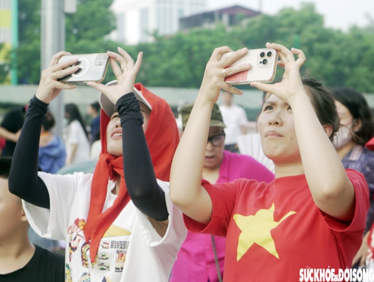 Người dân đổ về Quảng trường Ba Đình chờ đến 20h xem tổng hợp luyện diễu binh, diễu hành - 10