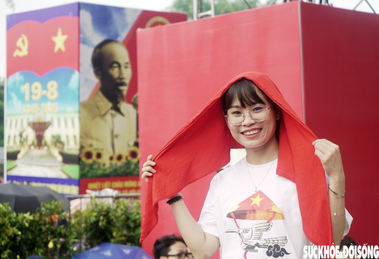 Người dân đổ về Quảng trường Ba Đình chờ đến 20h xem tổng hợp luyện diễu binh, diễu hành - 9