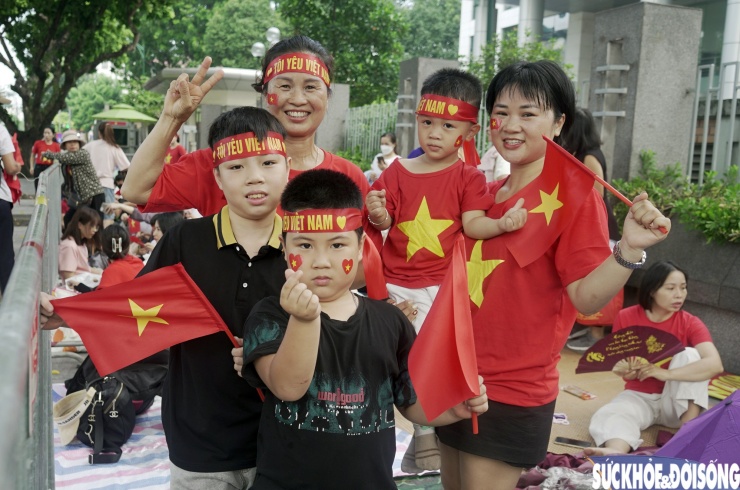 Người dân đổ về Quảng trường Ba Đình chờ đến 20h xem tổng hợp luyện diễu binh, diễu hành - 12