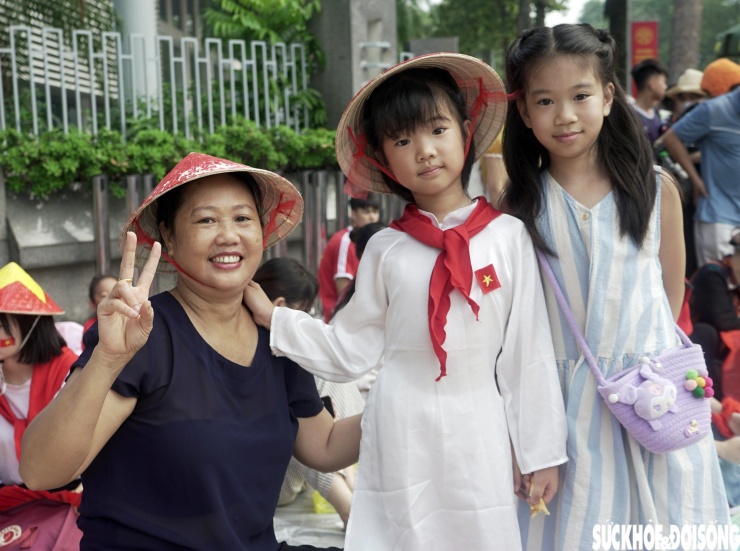 Người dân đổ về Quảng trường Ba Đình chờ đến 20h xem tổng hợp luyện diễu binh, diễu hành - 11