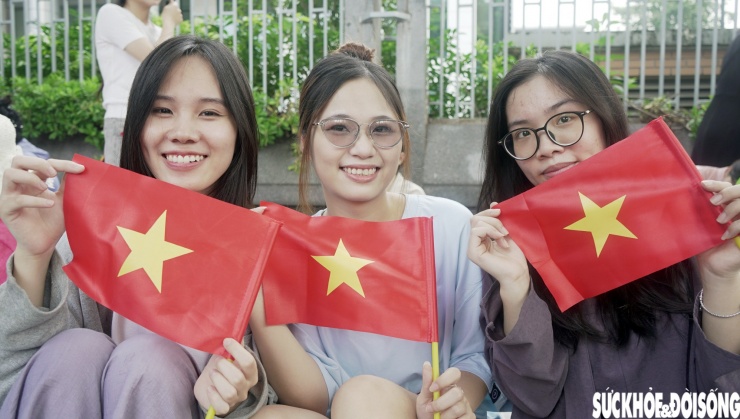 Người dân đổ về Quảng trường Ba Đình chờ đến 20h xem tổng hợp luyện diễu binh, diễu hành - 13