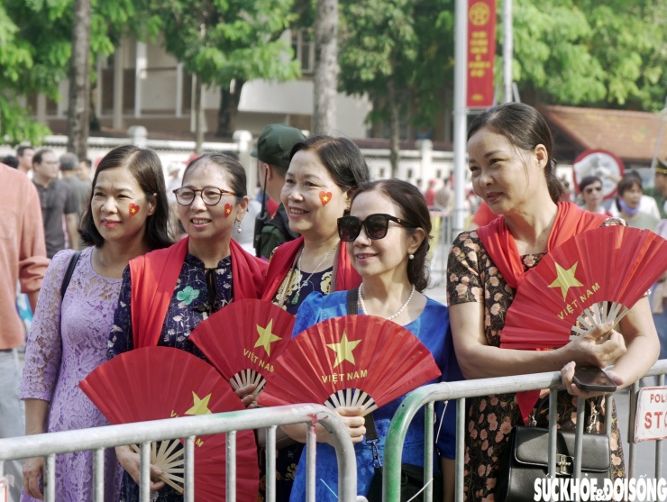 Người dân đổ về Quảng trường Ba Đình chờ đến 20h xem tổng hợp luyện diễu binh, diễu hành - 14