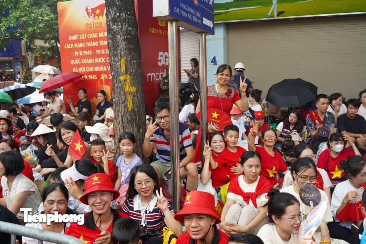 Đùm cơm nắm, &#39;bày cỗ&#39; trên vỉa hè chờ xem tổng hợp luyện diễu binh, diễu hành - 1