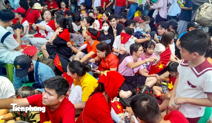 Đùm cơm nắm, &#39;bày cỗ&#39; trên vỉa hè chờ xem tổng hợp luyện diễu binh, diễu hành - 7