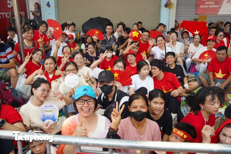Đùm cơm nắm, &#39;bày cỗ&#39; trên vỉa hè chờ xem tổng hợp luyện diễu binh, diễu hành - 10