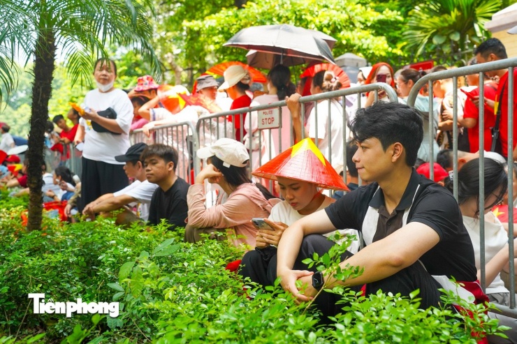 Đùm cơm nắm, &#39;bày cỗ&#39; trên vỉa hè chờ xem tổng hợp luyện diễu binh, diễu hành - 11