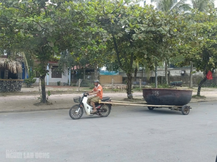 Ngư dân Nghệ An kéo thuyền về nhà trước khi bão số 5 vào đất liền