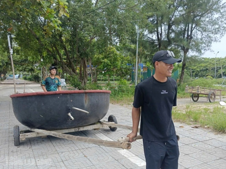 Ngư dân Nghệ An đưa thuyền lên nơi cao