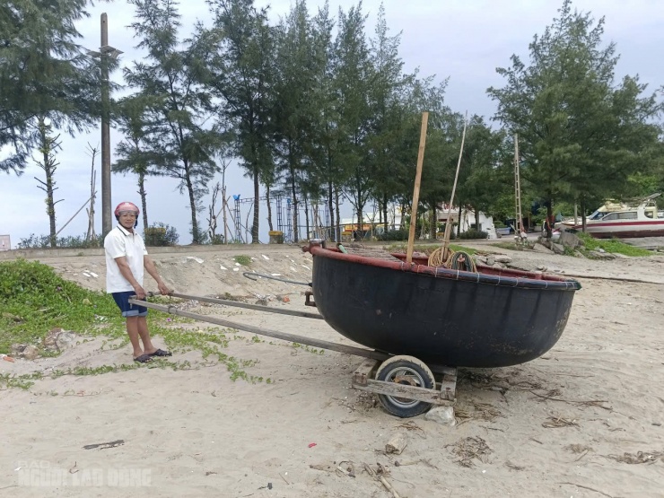 Người dân kéo thuyền từ biển lên bờ