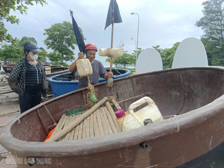 Người dân chằng chống các thuyền thúng