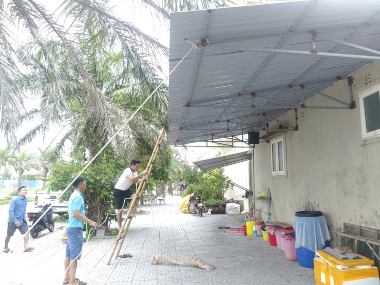 Người dân các địa phương ven biển ở Nghệ An hối hả chằng chống nhà