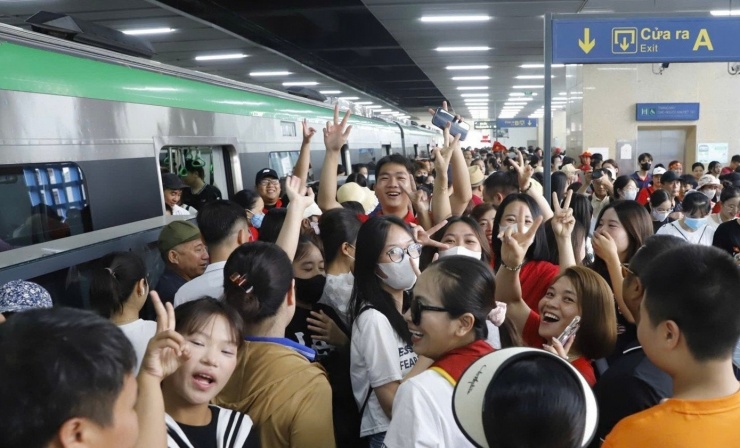 Trung tâm Tramoc (Sở Xây dựng) yêu cầu đơn vị vận hành tăng tần suất/lượt tàu để phục vụ người dân trong buổi Tổng hợp luyện lần thứ 2. Ảnh: PV.