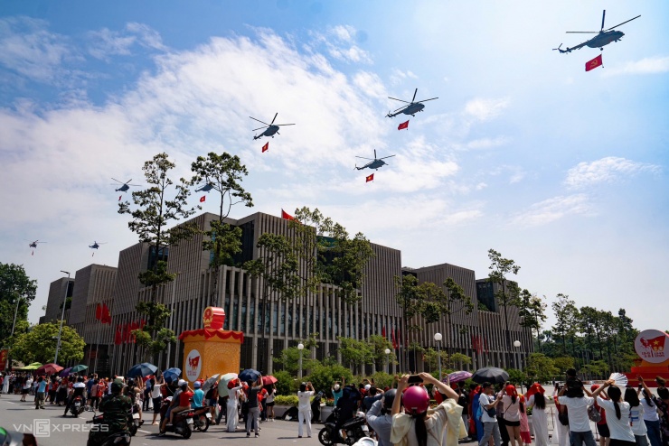 Tiêm kích luyện bay nhào lộn trên quảng trường Ba Đình. Video: Nhóm phóng viên