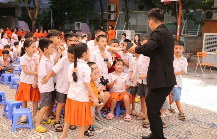 Nhiều phụ huynh có con đã học lớp 1 tại trường này cho rằng, họ cảm thấy “bị lừa trắng trợn” vì trường đăng thông tin tuyển sinh đầu cấp công khai, tổ chức lễ khai giảng năm học mới rầm rộ.
