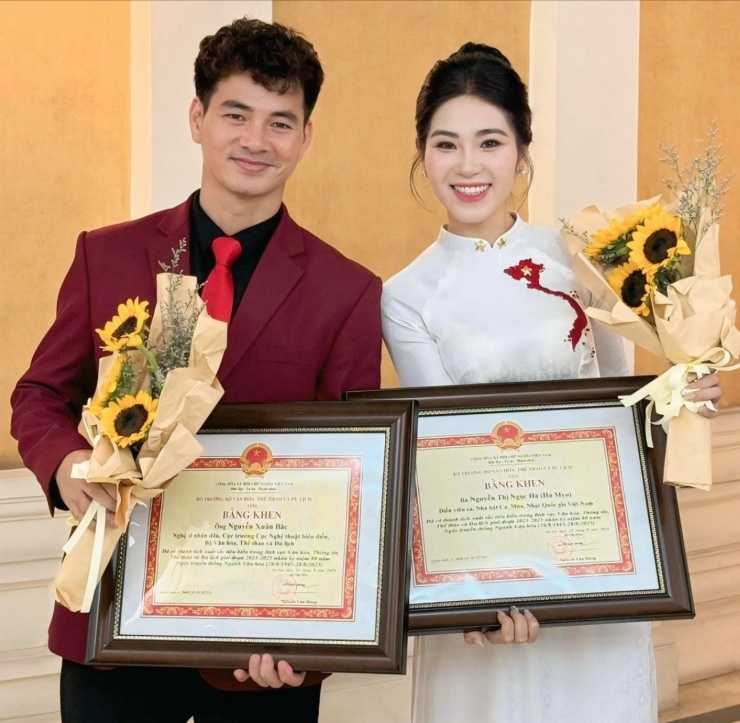 NSND Xuân Bắc, ca sĩ Hà&nbsp;Myo khoe bằng khen được Bộ VHTTDL trao nhận kỷ niệm 80 năm Ngày truyền thống ngành Văn hóa.