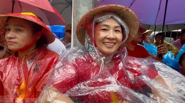 "Vì 80 năm mới có một lần, nên mình quyết chờ đến 8 giờ tối xem diễu binh. Bằng tinh thần yêu nước, mình gặp mưa thì đội mưa, gặp nắng thì đội nắng. Trước khi đi mình chuẩn bị áo mưa, mũ, nón, bạt để ngồi, mong muốn được thấy tất cả các đoàn diễu binh"- chị Giang chia sẻ