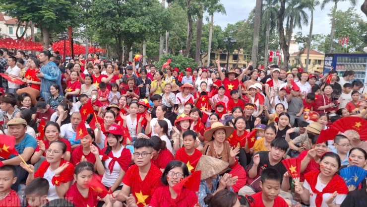 biển người đội mưa chào đón tổng hợp luyện diễu binh A80