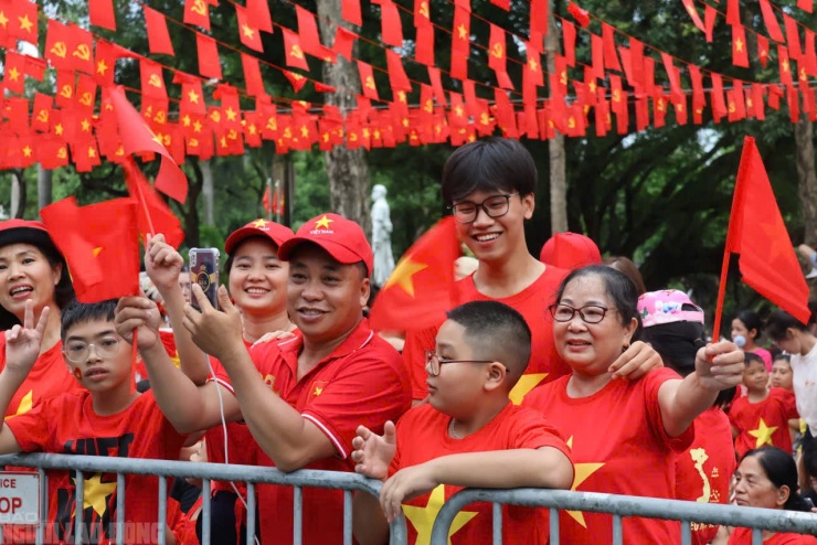 VIDEO: Biển người "gặp mưa thì đội mưa, gặp nắng thì đội nắng" xem tổng hợp luyện diễu binh - 12