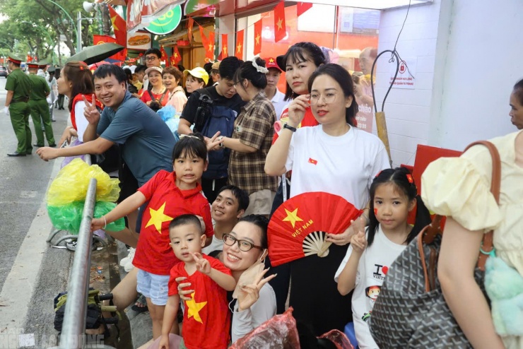 VIDEO: Biển người "gặp mưa thì đội mưa, gặp nắng thì đội nắng" xem tổng hợp luyện diễu binh - 13