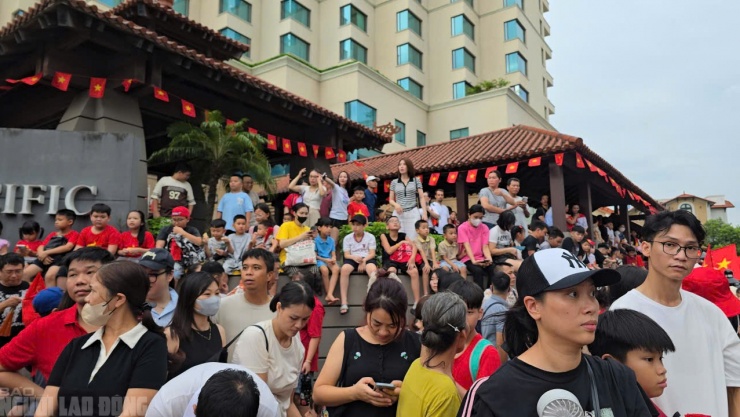 Người dân háo hức chờ đón buổi tổng hợp luyện diễu binh, diễu hành đại lễ A80