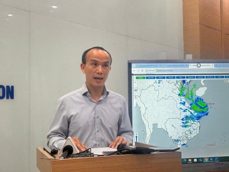 Ông Hoàng Phúc Lâm, Phó giám đốc Trung tâm Dự báo Khí tượng thuỷ văn quốc gia thông tin về bão số 5.