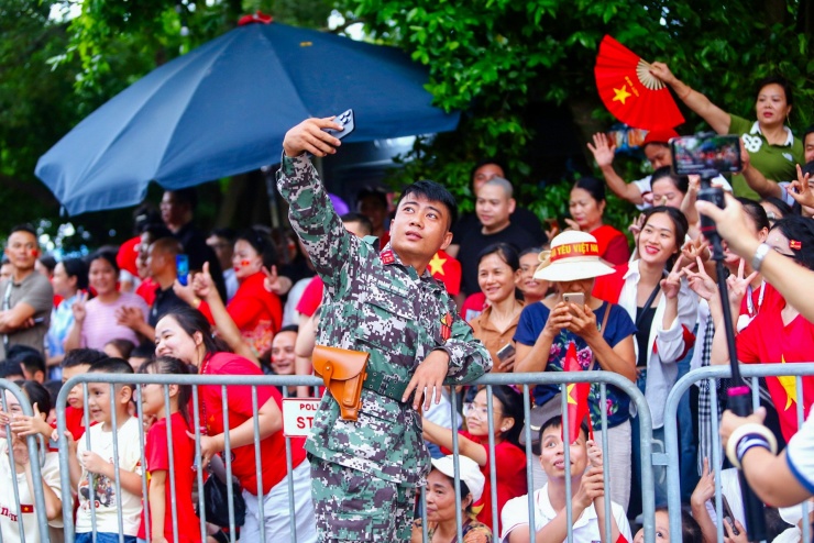 Sĩ quan Tăng thiết giáp chụp ảnh cùng người dân trên đường.