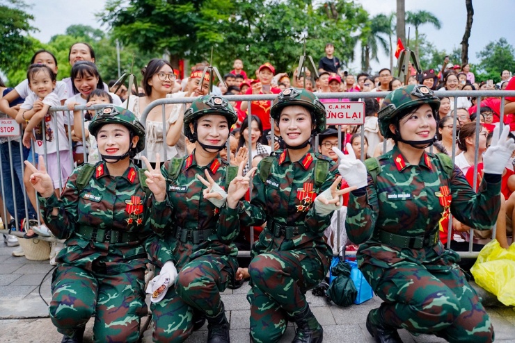 Chiến sĩ hát, chụp hình cùng người dân trước giờ hợp luyện - 4