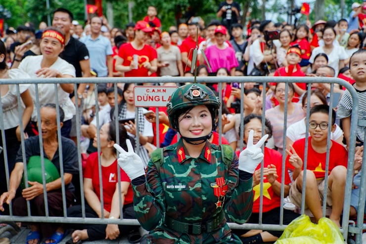 Các nữ chiến sĩ Binh chủng Thông tin liên lạc chụp ảnh lưu niệm, đội mũ chiến đấu thay cho mũ mềm, mang máy vô tuyến điện trên vai trong đội hình duyệt binh. Ảnh: Phạm Dự