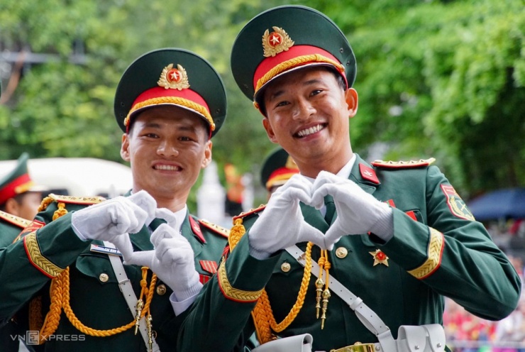 Bộ đội khối Nam sĩ quan Lục quân ghi lại kỷ niệm trước giờ tổng hợp luyện lần 2. Ảnh: Phạm Dự