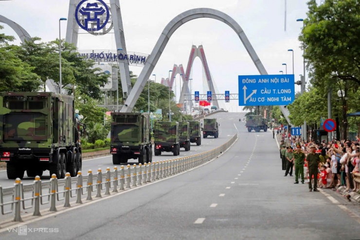 Đoàn xe chở khí tài di chuyển lên cầu Nhật Tân để vào trung tâm Hà Nội. Hai bên đường đông nghịt người dân hò reo. Ảnh: Hiếu Lương